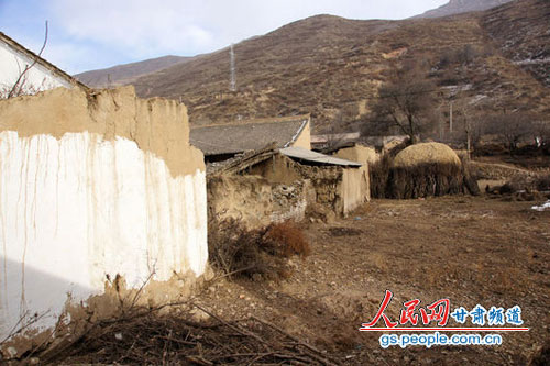贫困县砸钱建“遮羞墙”村民：给过路领导看