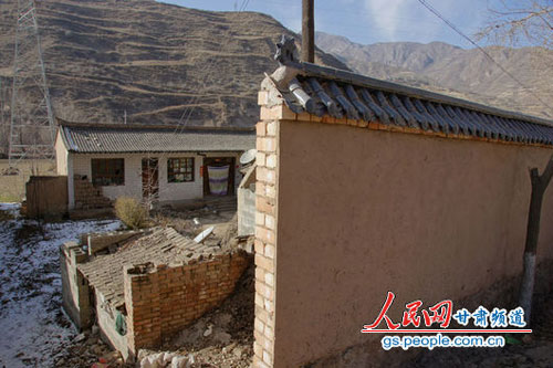 贫困县砸钱建“遮羞墙”村民：给过路领导看