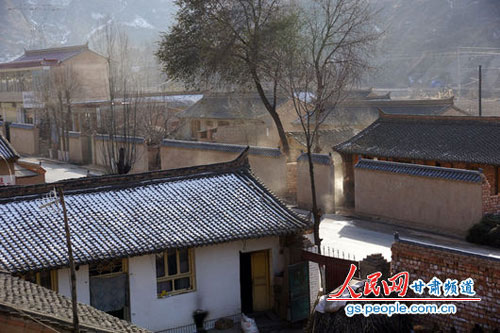 贫困县砸钱建“遮羞墙”村民：给过路领导看