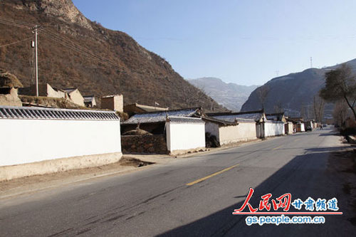 贫困县砸钱建“遮羞墙”村民：给过路领导看