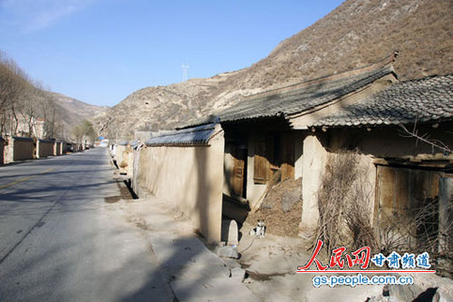 贫困县砸钱建“遮羞墙”村民：给过路领导看