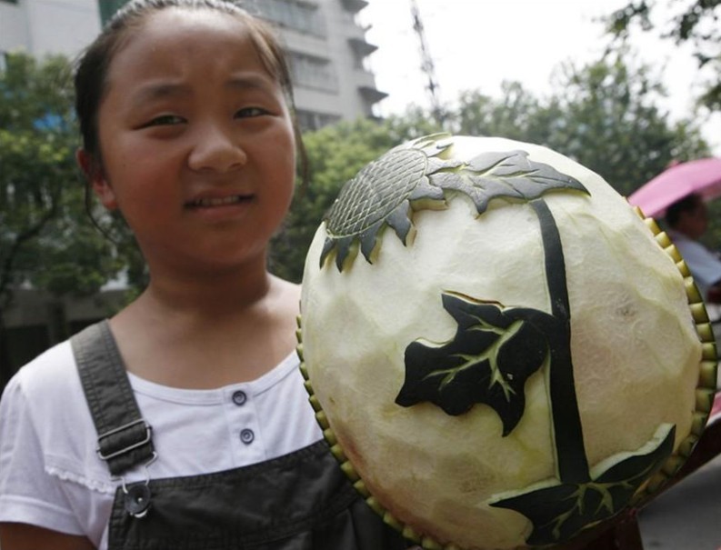 张云晓西瓜雕刻作品引来市民围观