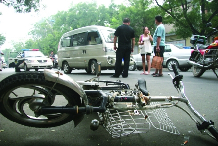 老人骑车撞人后身亡 行人因不顾老人被拘