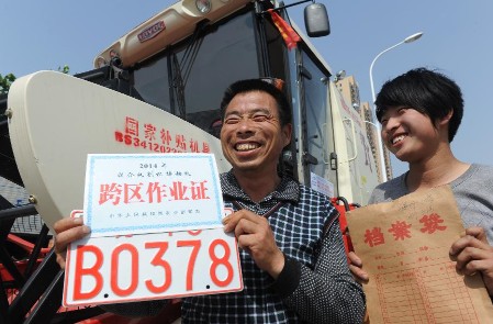 安徽阜阳：一站式服务让农机户少跑腿