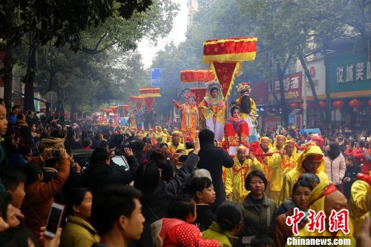 “装故事”活动所到之处，人山人海，锣鼓喧天。郭伟兵 摄