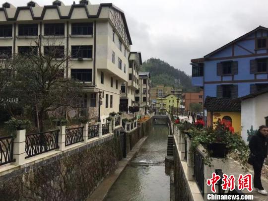 环境整治后的村庄 朱发满 摄