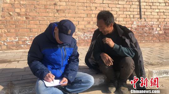 图为杨肃昌与农民交流“秸秆蔬菜”技术。 钟欣 摄