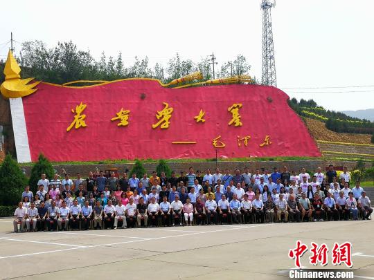 农业学大寨。 杨杰英 摄