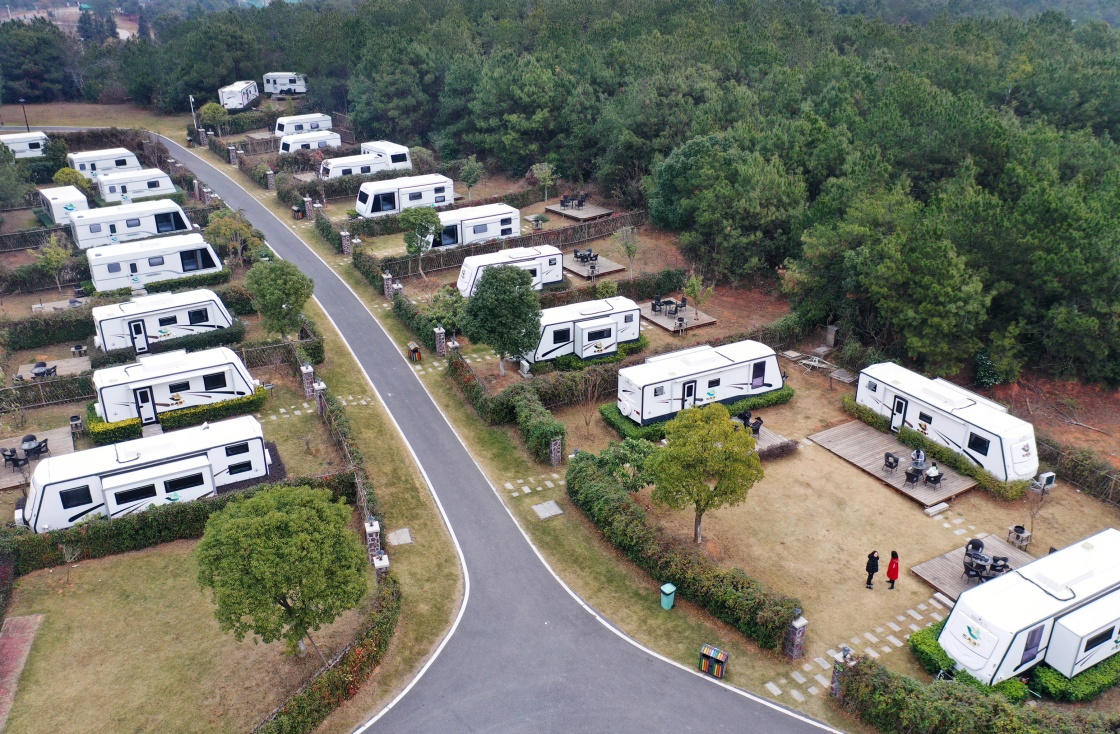 游客在江西省高安市巴夫洛生态谷的房车营地休闲