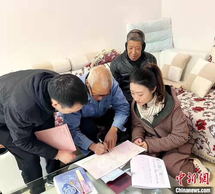 方若水走访农户算收入账。 张良 摄